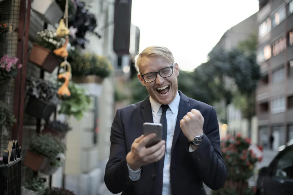 Why Gamblers Use Emojis in Online Communities to Celebrate Wins