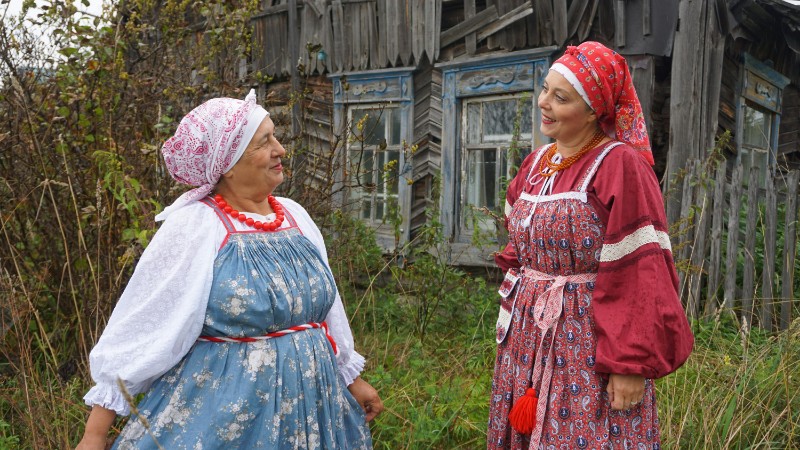 Two women wearing traditional Russian folk costumes outdoors., tags: traditionelle russische kulturellen - pexel